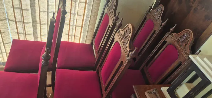 Cadeira de sala em madeira maciça 