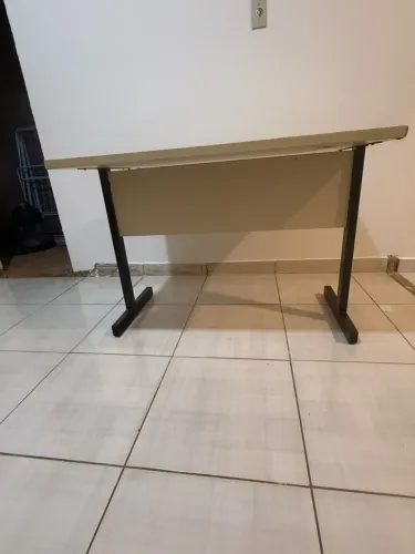 Mesa de Escritório / Secretária com Estrutura Metálica e Passa-Cabos