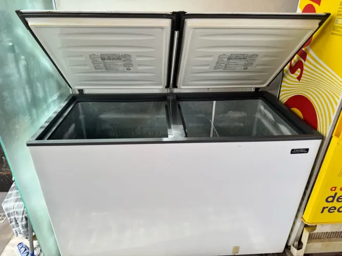 Vendo freezer semi novo
