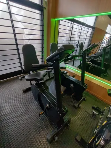 LOTE DE EQUIPAMENTOS PARA ACADEMIAS MAIS DE 40 APARELHOS