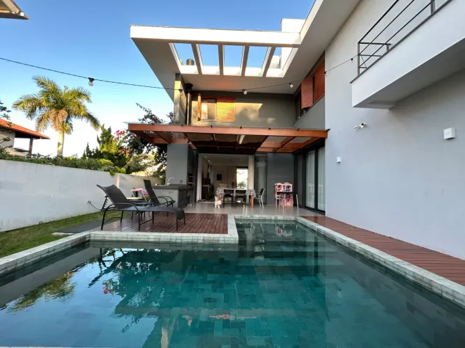 Casa com piscina em Jurere Internacional aluguel de temporada