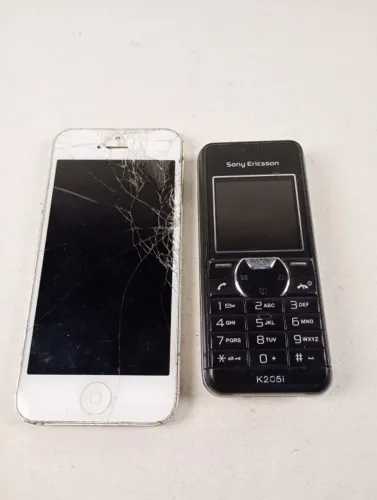 Lote 2 Celulares Antigos (Apple iPhone 5 + Sony Ericsson K205i) - Para Peças / Coleção
