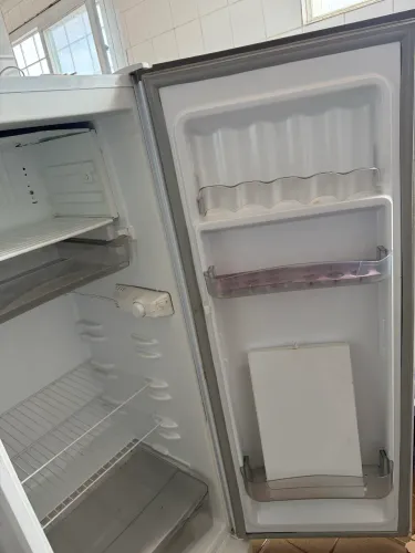 Vendo geladeira semi nova