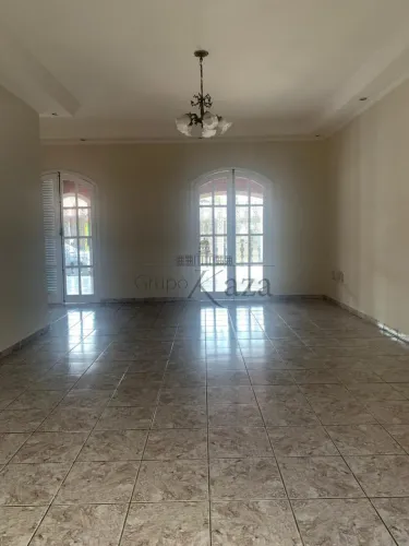 Oportunidade - Casa - Conjunto Residencial Galo Branco - 3 Dormitórios - 375m².