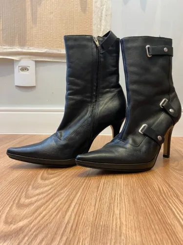 Bota feminina em couro preto Tam.: 37