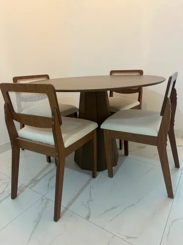 Mesa Redonda + 4 Cadeiras - R$ 900,00