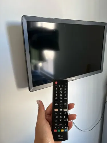 TV LG de 32 polegadas, Smart TV e com controle remoto,