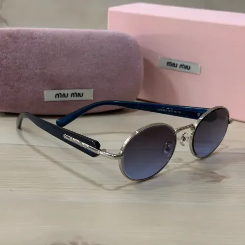 Óculos Sol feminino oval detalhes azuis