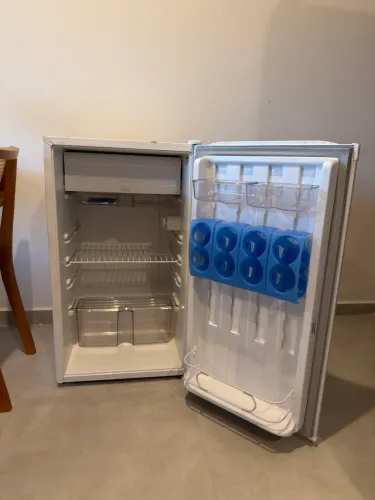 Frigobar gela muito, tamanho 83x42