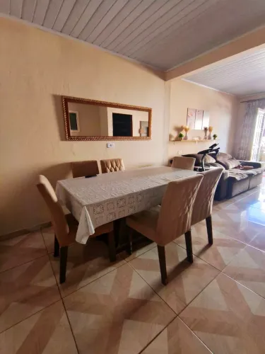Vende-se mesa com 6 cadeiras estofadas