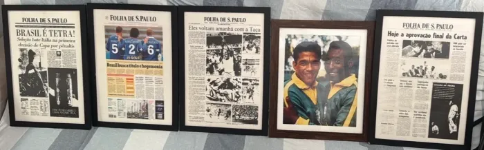 Quadros com capas históricas do jornal Folha de S.Paulo e uma fotografia de Pelé!