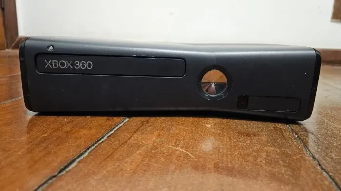 Xbox 360 + 2 Controles + Cabos + 27 Jogos