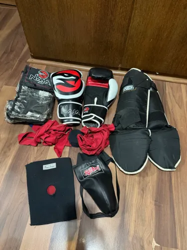 Kit Luta Boxe Muay Thai Luva Naja 14 Oz Caneleira Punch Coquilha Joelheira e 3 Munhequeira
