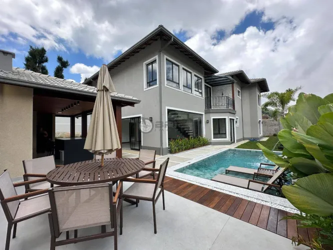 Casa independente à venda com 4 quartos sendo 2 suítes, 350 m² no Comary - Teresópolis/RJ.