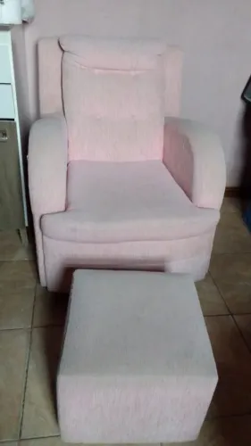 Cadeira de amamentação rosa com puff