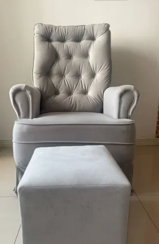Poltrona de amamentação com balanço. 