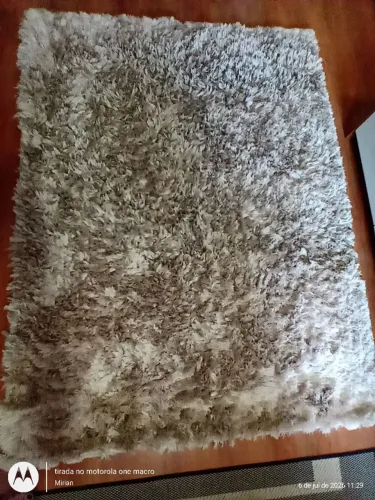 Lindo tapete peludo de excelente qualidade.