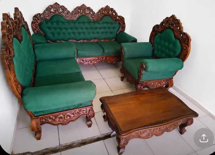 Sofá antigo em madeira nobre
