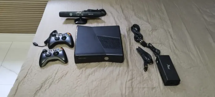 Xbox 360 Destravado com 2 controles, 80 jogos e Kinect