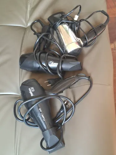 Secadores de cabelo. Os 03 por 250.$.