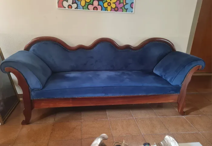 Sofá antigo de estilo clássico 