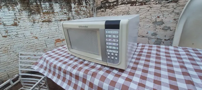 Microondas Electrolux 30 litros funcionando