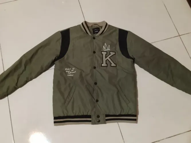 Jaqueta estilosa streetwere verde e preta tamanho 12 - 14 anos (1,52 cm - 1,60)