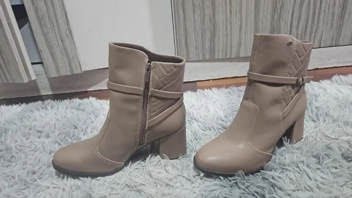 Vendo bota nova nunca usada,na caixa