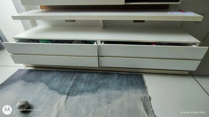 Rack em MDF branco pra vender logo.
