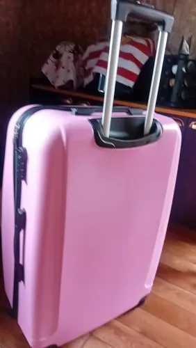 Mala rosa usada somente uma vez, voo internacional