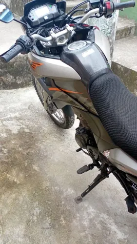Vende-se moto.