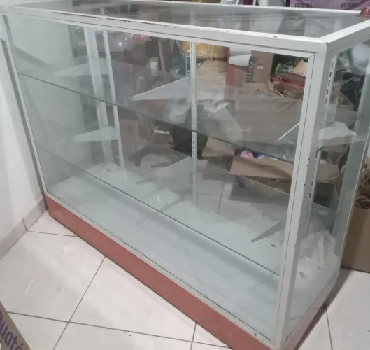 UMA COMEA E UM BALCAO DE VIDRO