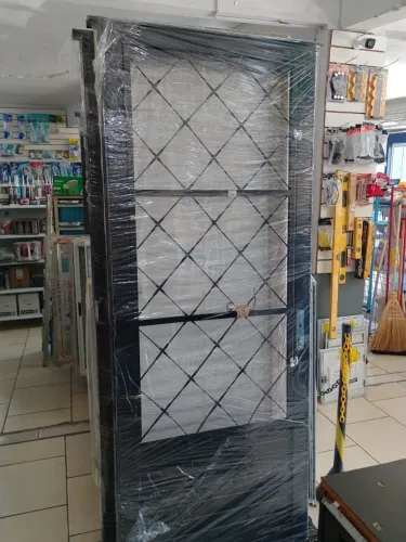 Porta de ferro 2.13x85 com postigo no fundo primer preto