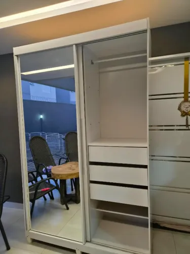 Guarda-roupa com espelho na porta