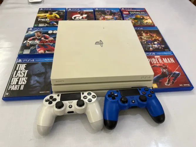 PS4 com dois controles e jogos