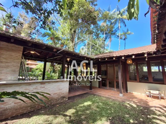 4 Suítes - 250m² - Condomínio com Piscina e Quadra de Tênis Praia de Camburi