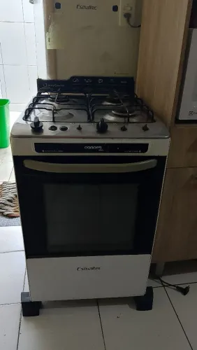 Fogão Esmaltec, faltando três botões e uma boca,forno funcionando perfeitamente 