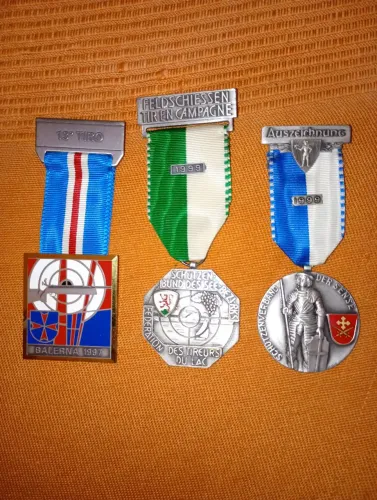 Lote de 3 medalhas competição de tiro da Reserva suiça com fuzil FASS 90.