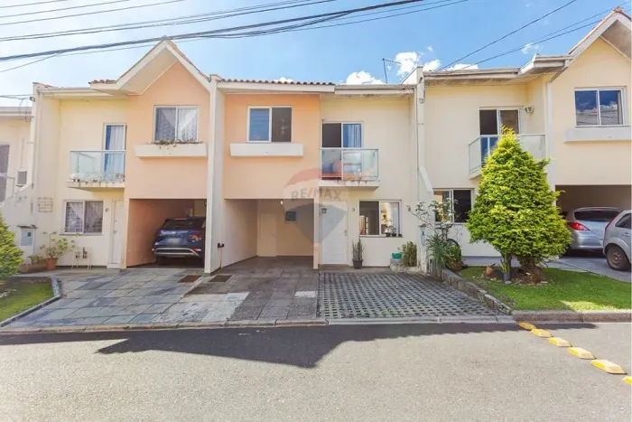 Sobrado à venda com três dormitórios no bairro Uberaba, Curitiba / Paraná.
