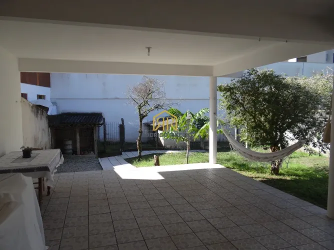 Casa com um excelente terreno no Córrego Grande.