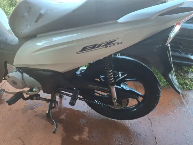 Vendo moto biz cor branca perola