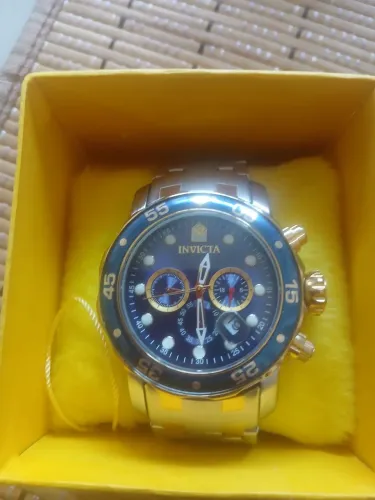 Relógio Prateado com Dourado Marca Invicta