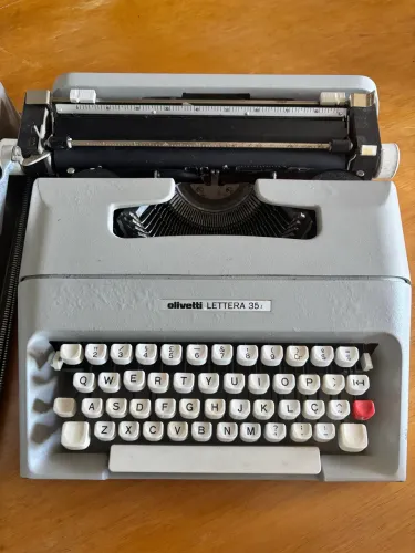 Máquina de escrever Olivetti Lettera 35I vintage com estojo