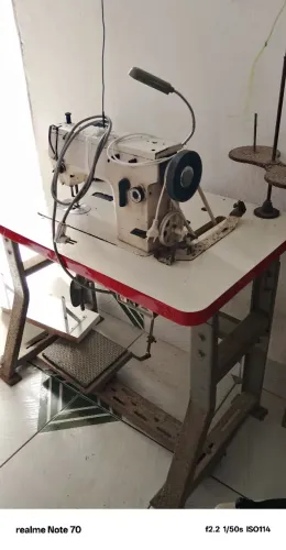 Máquina de costura reta industrial