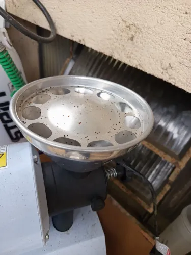 Vendo máquina de moer café e temperos 110/220 semi novo