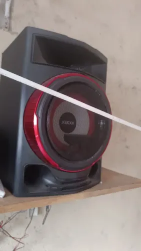 Som LG 2.350w com remix de DJ semi novo 