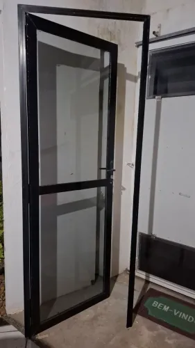 PORTA DE ALUMÍNIO COM VIDRO FUMÊ