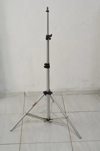 1 Tripé de Iluminação Mako