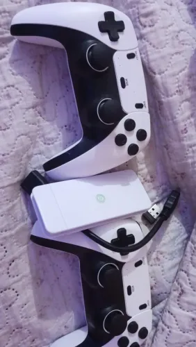 Vendo play mais de 20 mil jogos, dois controles