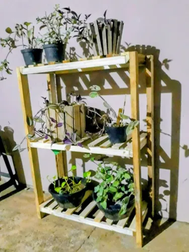 SUPORTE DE MADEIRA PARA PLANTAS